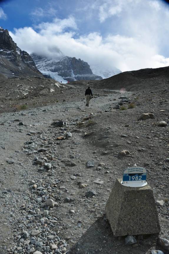 A caminho da geleira em Columbia Ice Fields, a placa marca até onde o gelo chegava em 1982 (no Jasper National Park, em Alberta, no Canadá)